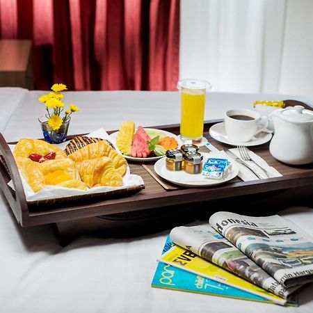 Blue Sky Hotel Petamburan Джакарта Экстерьер фото